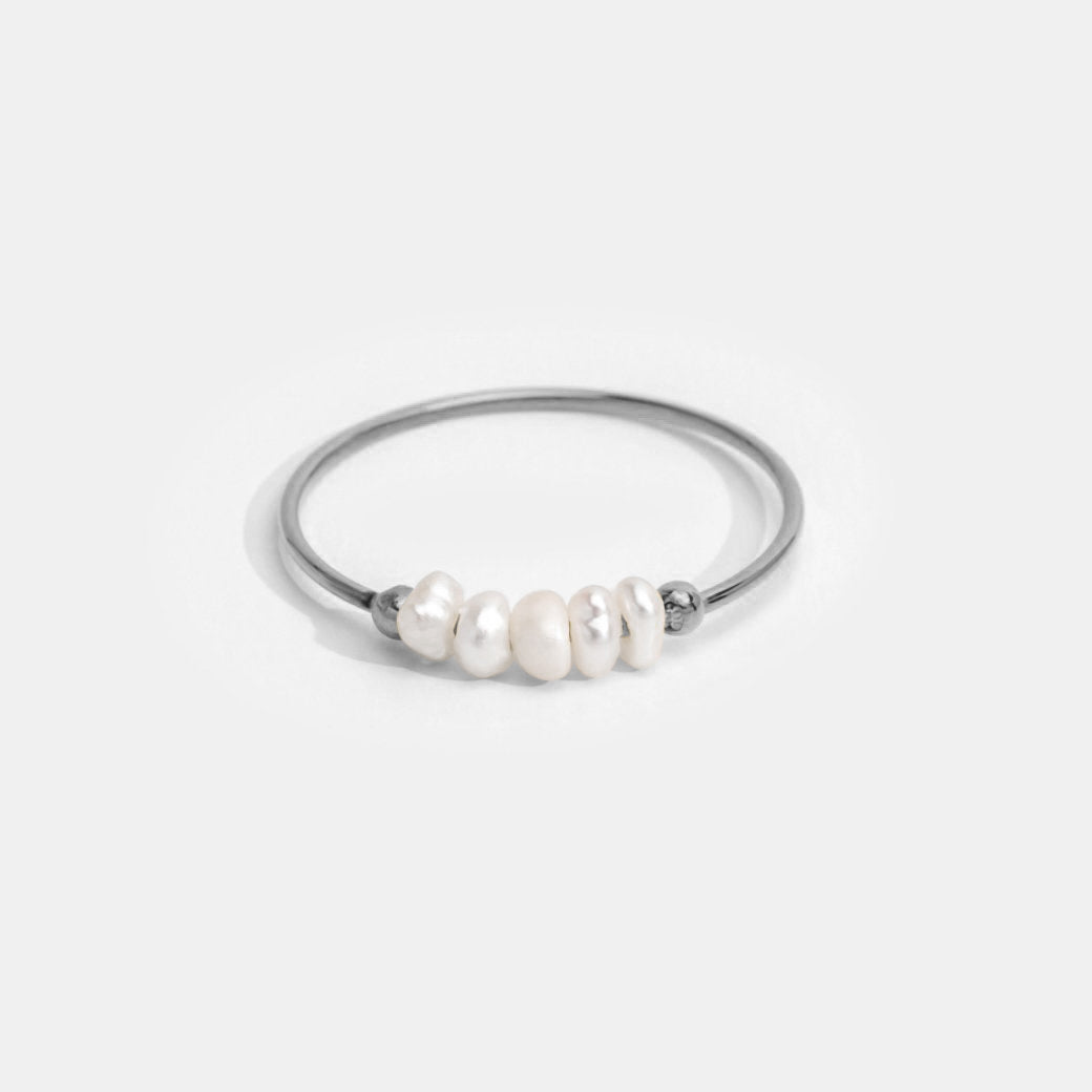 Loverne | Silver ring with classic freshwater pearls