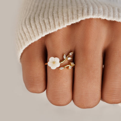 Rizz | White Flower Ring