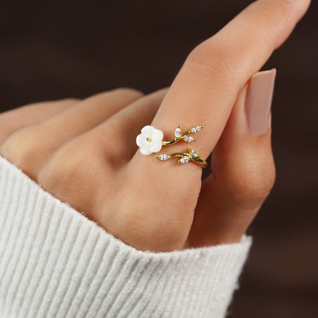 Rizz | White Flower Ring