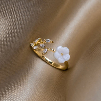 Rizz | White Flower Ring