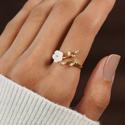 Rizz | White Flower Ring